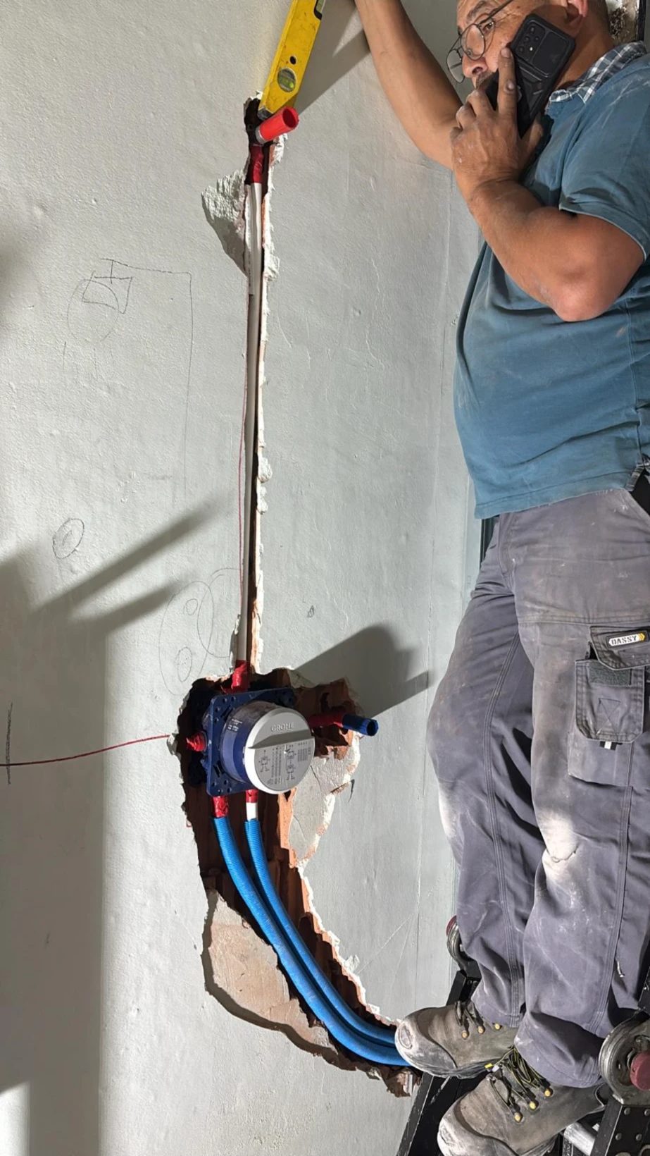 Corps de mitigeur Grohe encastré dans un mur, en cours d’installation